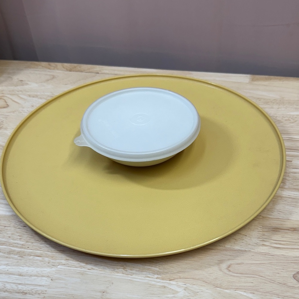 Tupperware Yellow Serving Plate with White Lid-chip & Dip w/lid